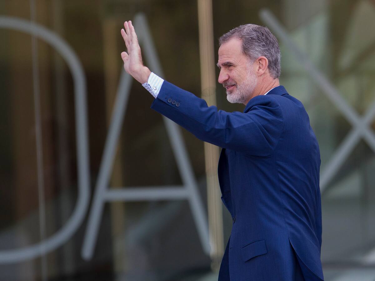 El Rey Felipe VI llega a la nueva Ciudad de la Justicia de Vigo entre aplausos y vítores