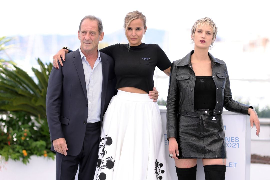 Vincent Lindon, Julia Ducournau y Agathe Rousselle en el photocall de Cannes