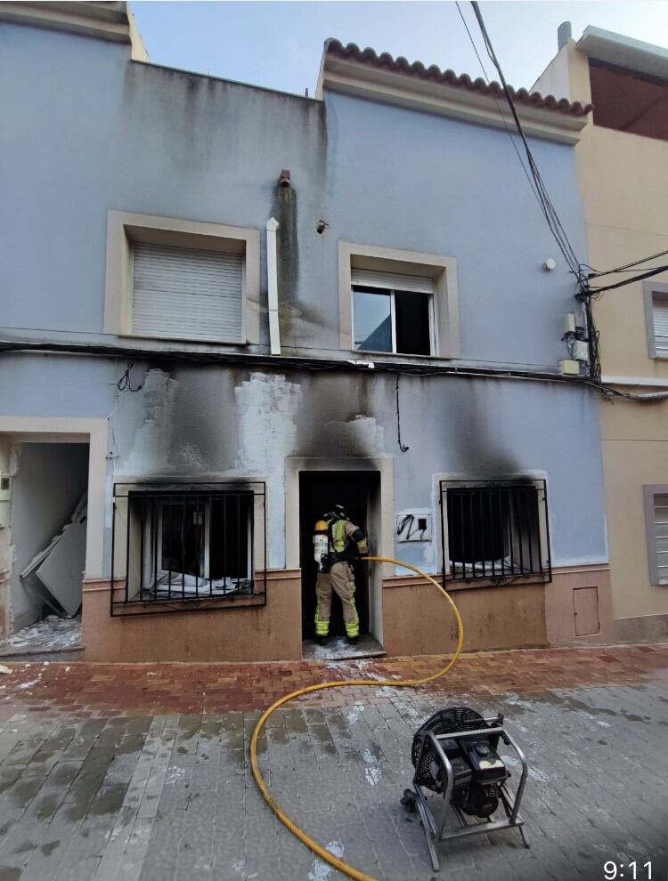 Incendio en una vivienda en la Plaza Vieja de Alhama de Murcia