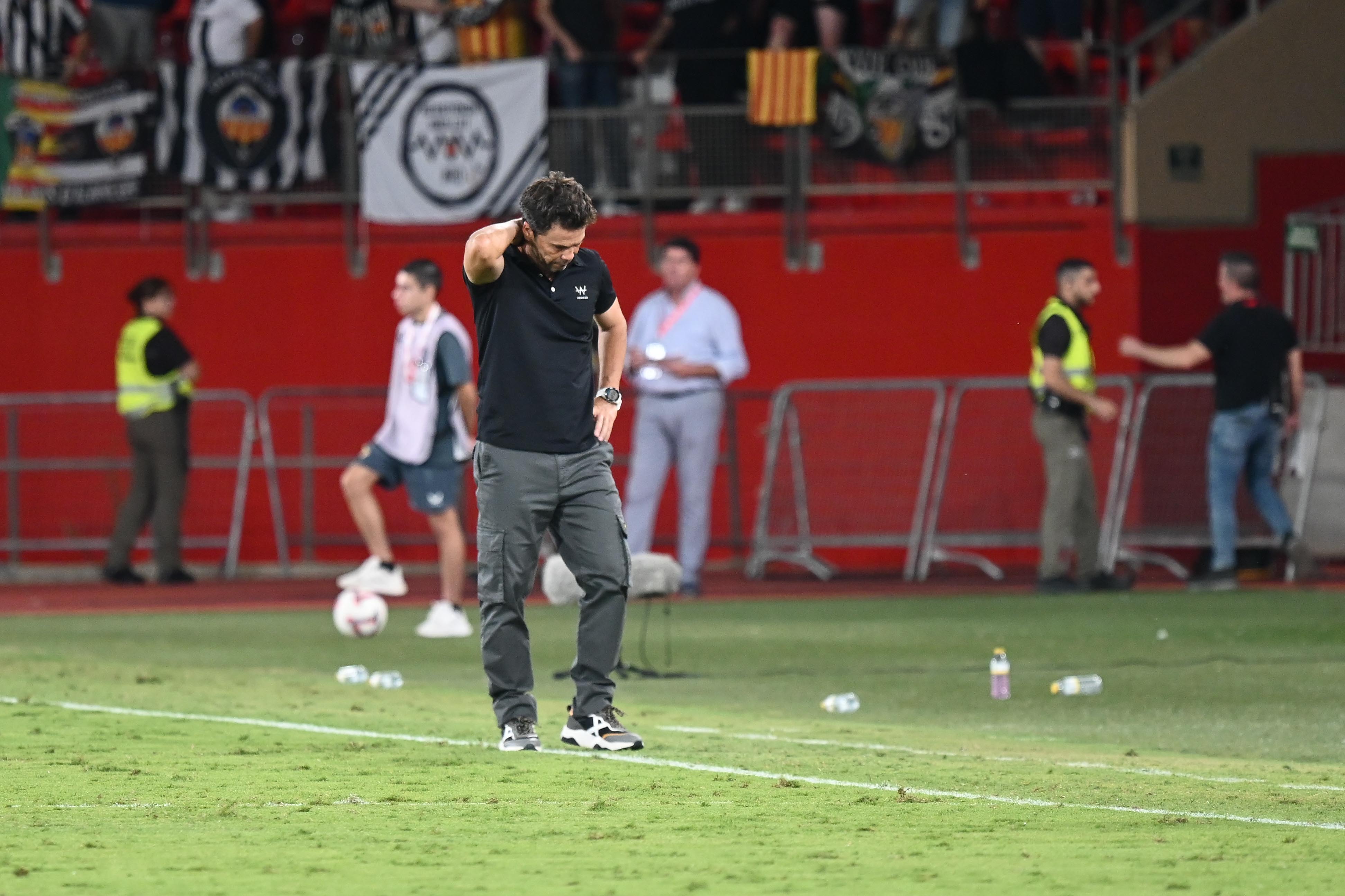 Rubi, pensativo en el partido ante el Castellón en el Estadio de los Juegos Mediterráneos.