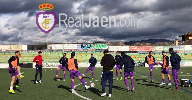Los jugadores del Real Jaén entrenan en el campo del Guadix.