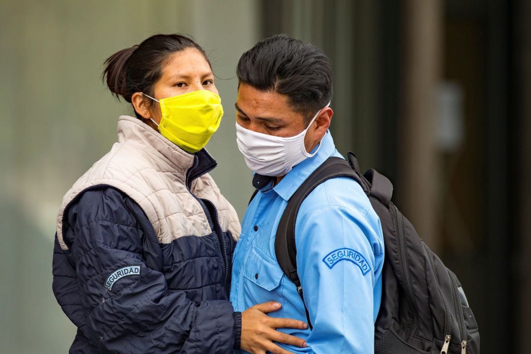 Una pareja, con mascarillas en Quito