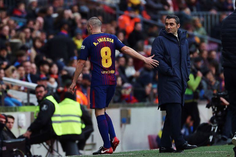 El entrenador del Barcelona, Ernesto Valverde, y el centrocampista Andrés Iniesta durante el partido ante el Celta.