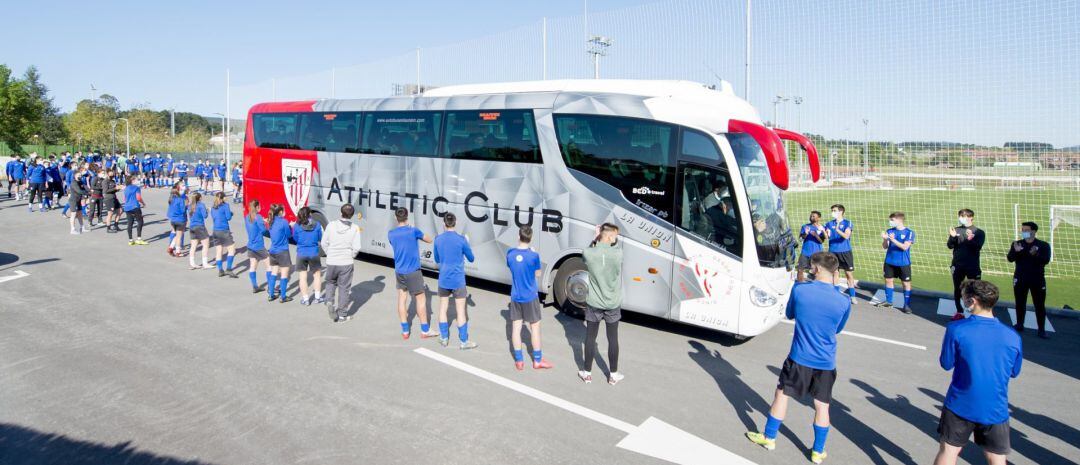 Pasillo de jugadores de las categorías inferiores del Athletic al autobus del primer equipo en Lezama.