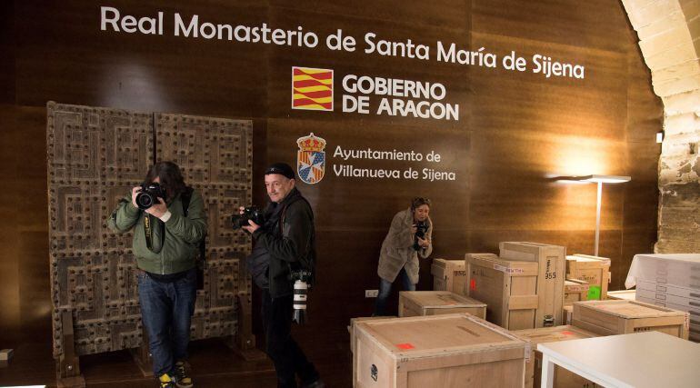 Fotógrafos esperan la llegada del presidente de Aragón Javier Lambán