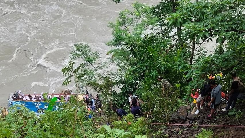 Los equipos de rescate realizan una operación de búsqueda en el lugar del accidente de un autobús de pasajeros en el río Marsyangdi, en Nepal,