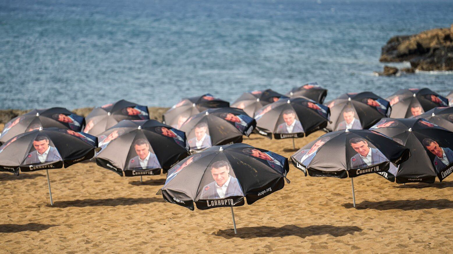 Sombrillas colocadas por &#039;Hazte Oir&#039; en Playa Bastían, en Costa Teguise (Lanzarote).