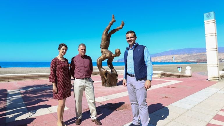 Estatua en el paseo marítimo del artista plástico Manuel Domínguez.