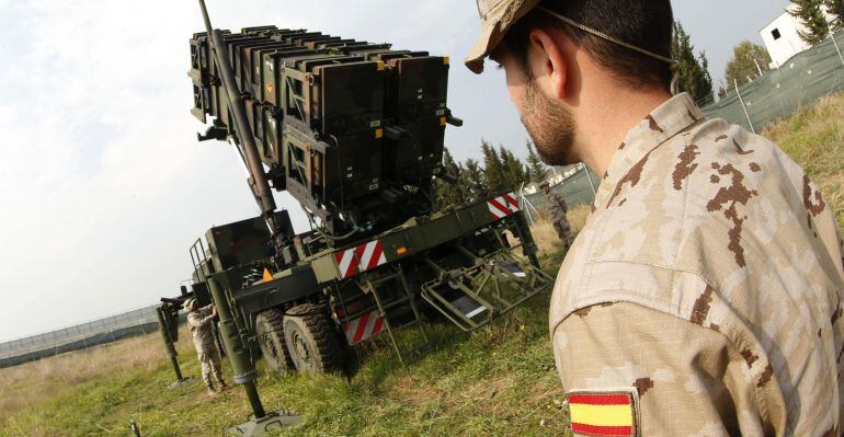 Un militar español participa en maniobras militares