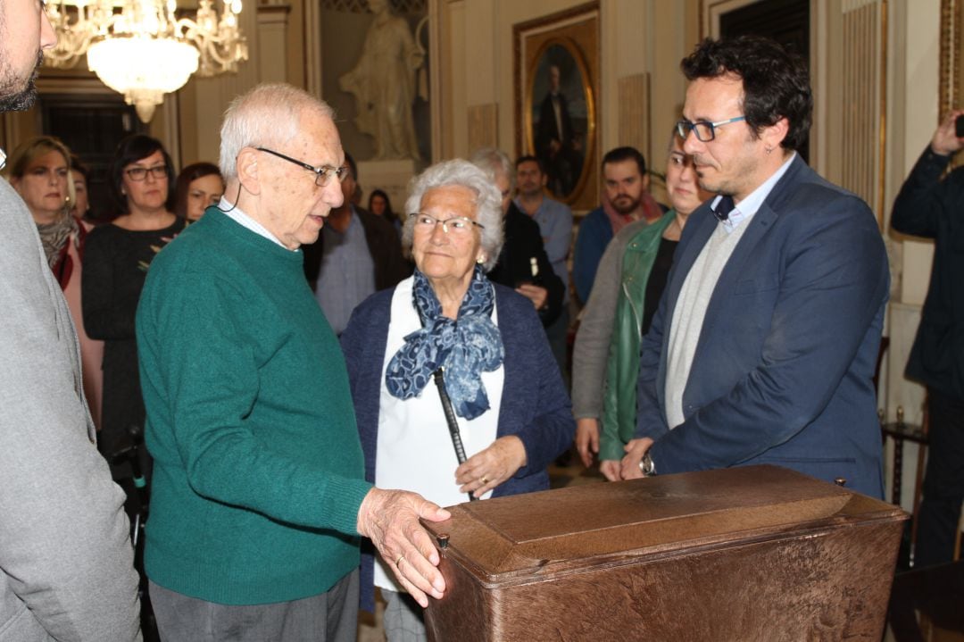 El alcalde, José María González, conversa con Concepción y Miguel, los hijos de Alfonso López Quera.