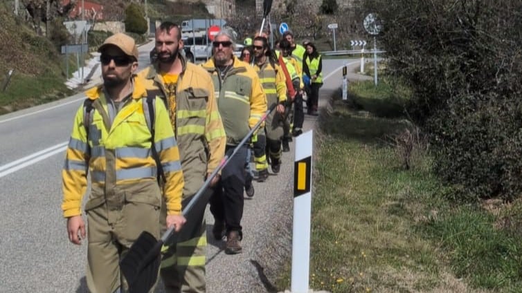La marcha organizada por la Asociación de Trabajadores de Incendios Forestales de Castilla y León ha empezado en el Puerto de El Pico y ha terminado en Mombeltrán
