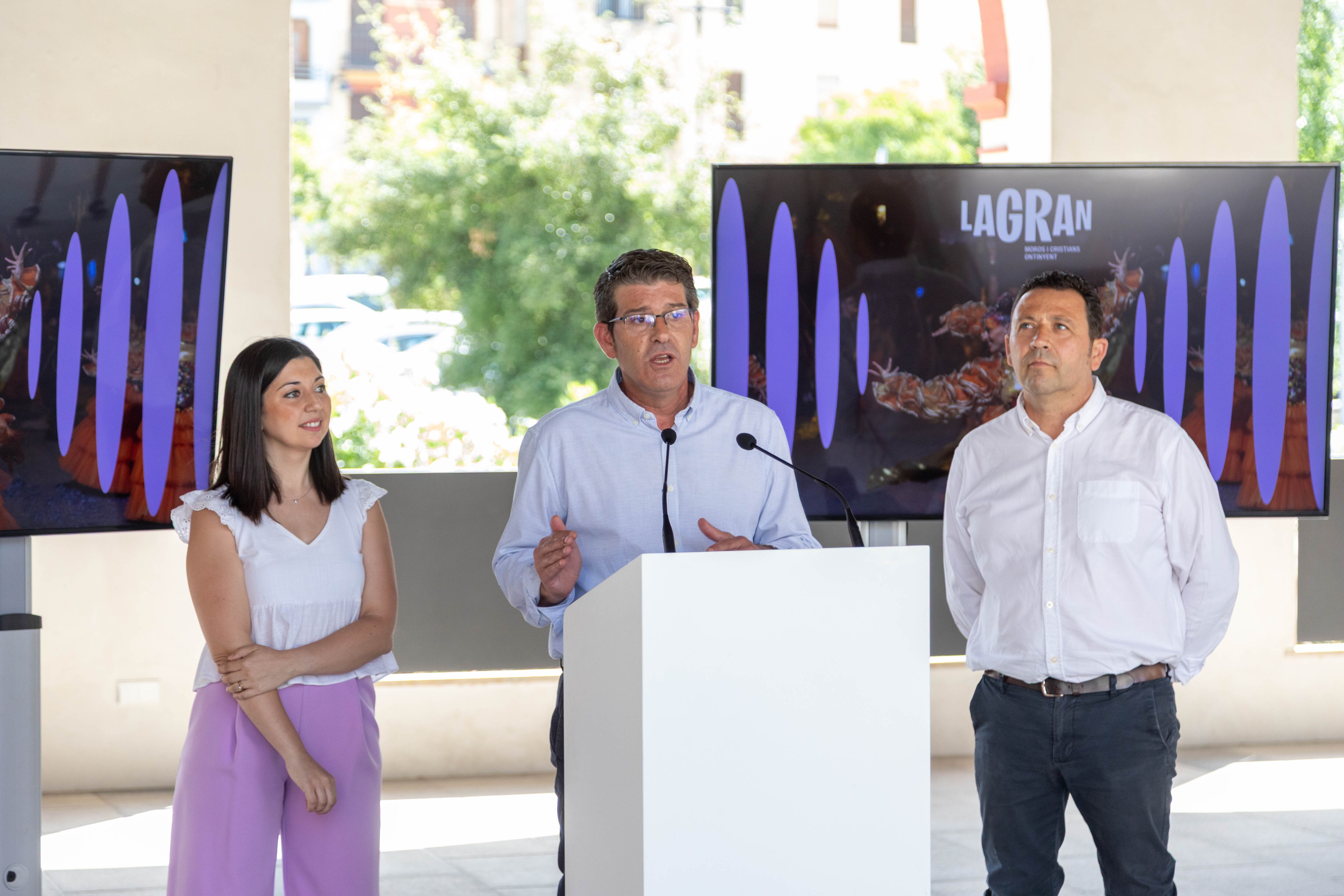 Momento de la presentación de la nueva marca 'LA GRAN' de las Fiestas de Moros y Cristianos de Ontinyent, con la participación del alcalde Jorge Rodríguez, la concejala Àngels Muñoz y el presidente de la Societat de Festers, Ricardo Calabuig