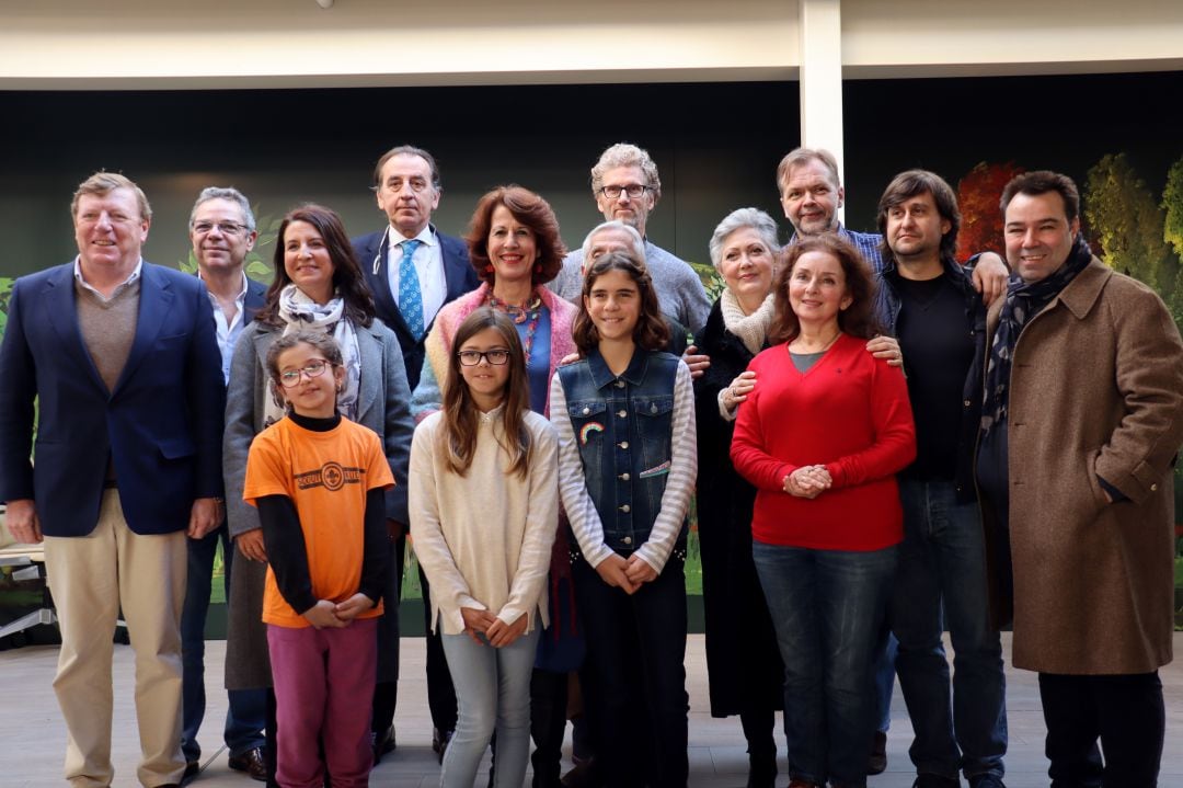 Foto de familia con los ganadores del XVIII Concurso de Cuentos Infantiles &#039;Palabras para la Navidad&#039;