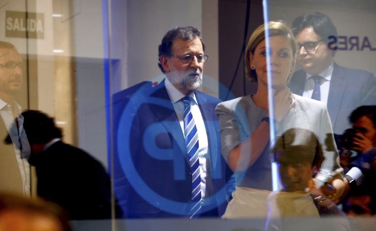 El líder del PP, Mariano Rajoy, ante la secretaria general del PP, María Dolores de Cospedal