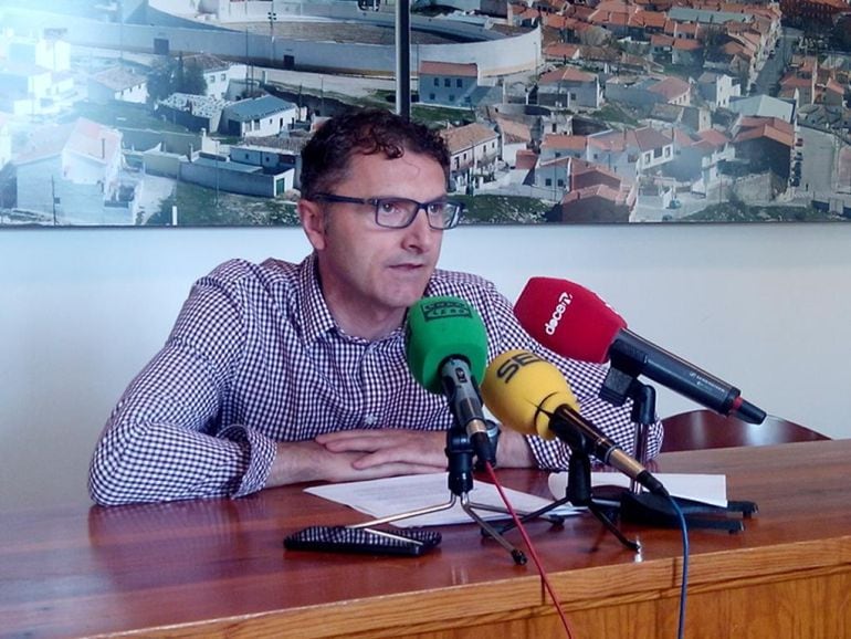 El concejal del Ayuntamiento de Baza, Serafín Torreblanca, informa en rueda de prensa sobre el incremento del reciclaje doméstico en la ciudad de Baza durante el año 2015