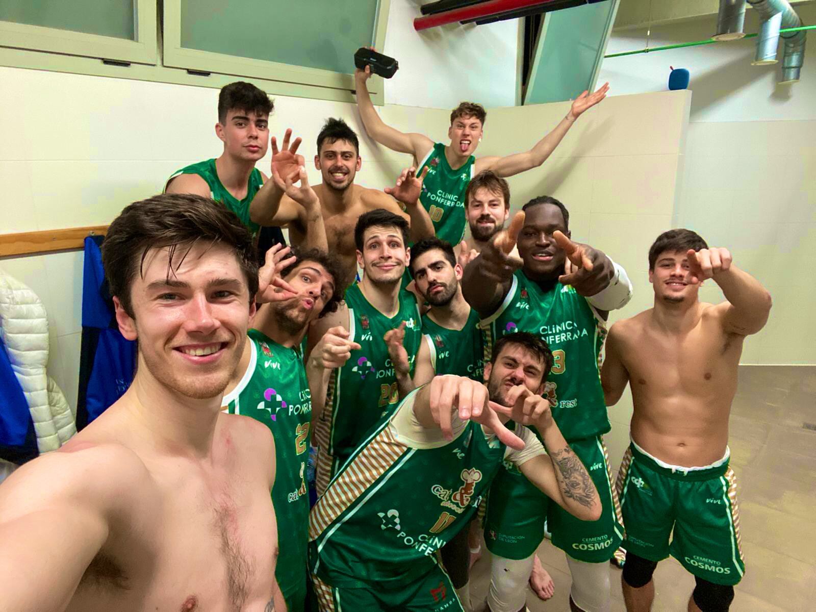 La plantilla del CDP celebrando la décimo segunda victoria del campeonato