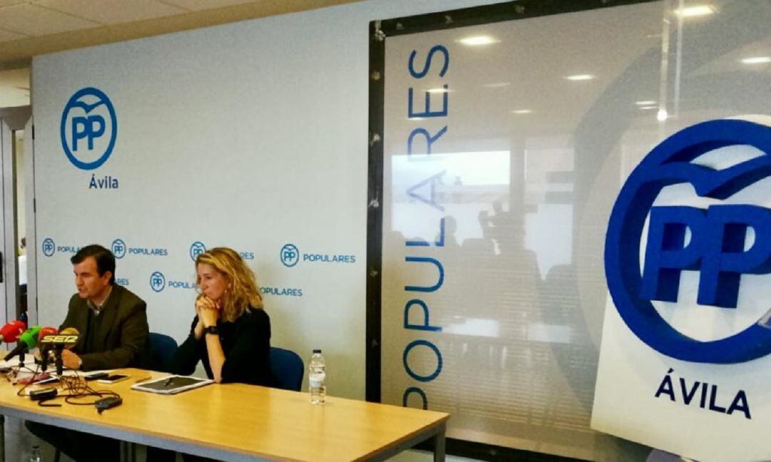 Juan Pablo Martín y Alicia García en la sede del partido