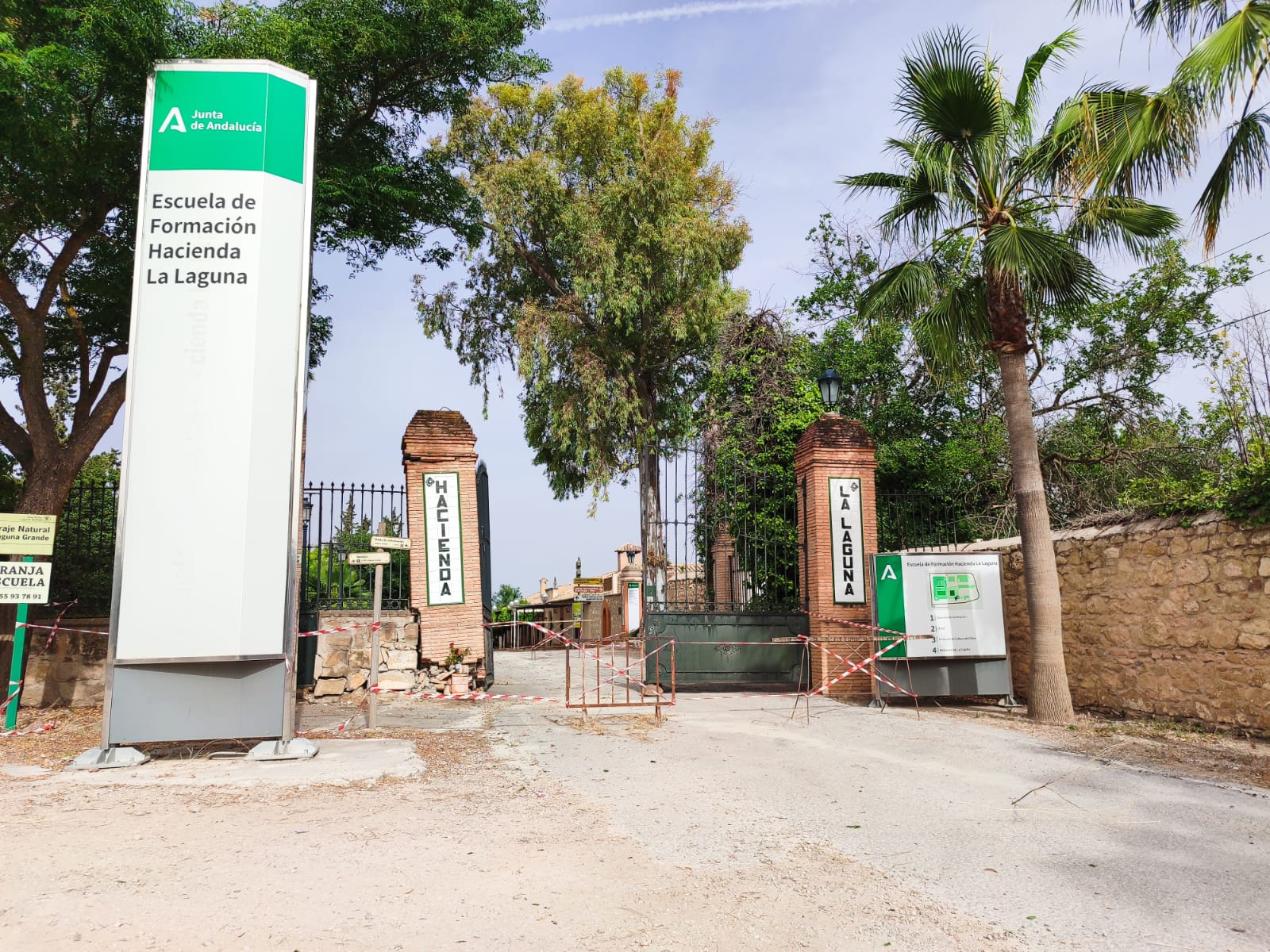 Entrada a la Escuela Hacienda La Laguna de Baeza.