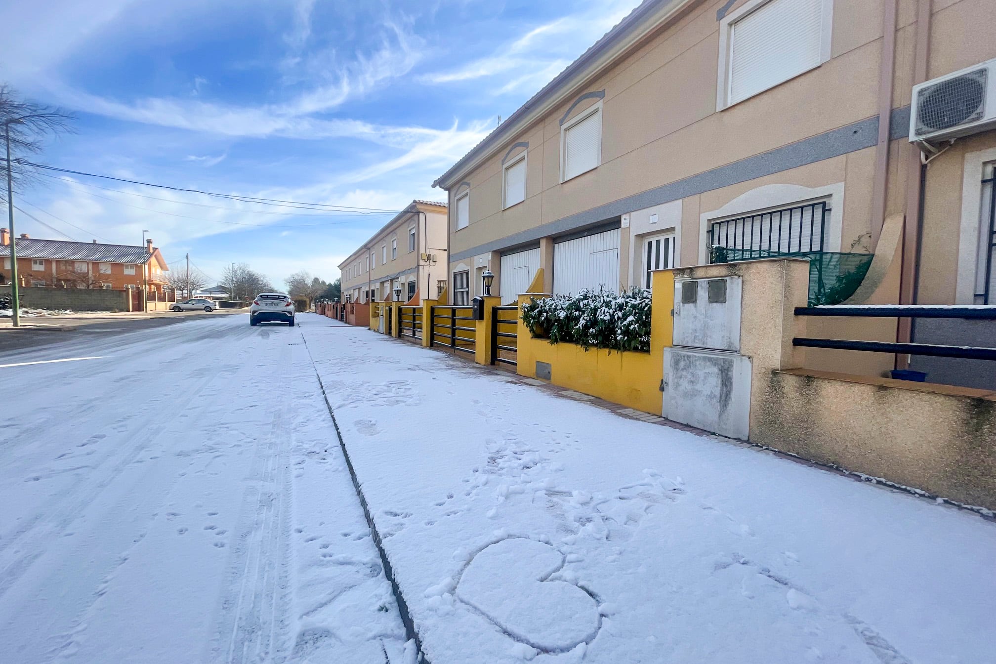 Calles nevadas en Villargordo del Cabriel, las primeras nieves que han llegado al interior de la Comunitat Valenciana.