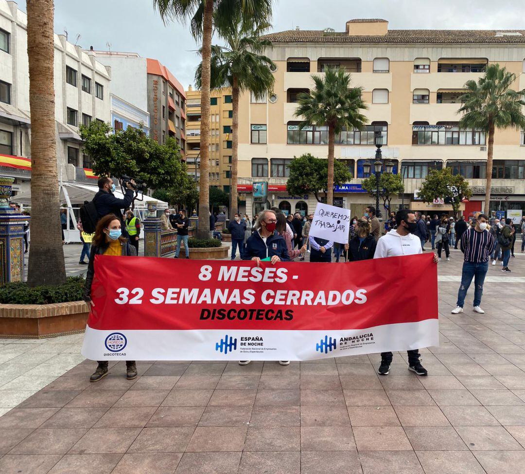 Una pancarta de la concentración en defensa de la hostelería en la Plaza Alta de Algeciras.