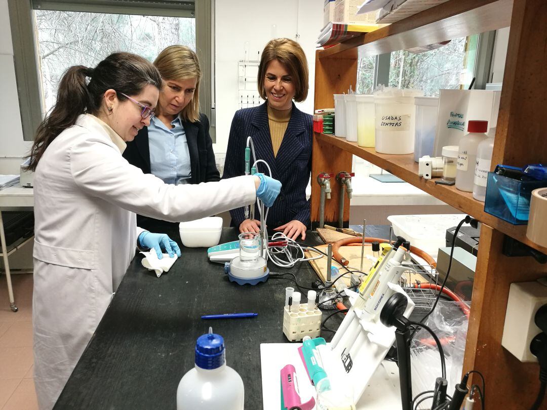 La diputada Magdalena Rodríguez (d) junto a los técnicos del laboratorio de Prodestur