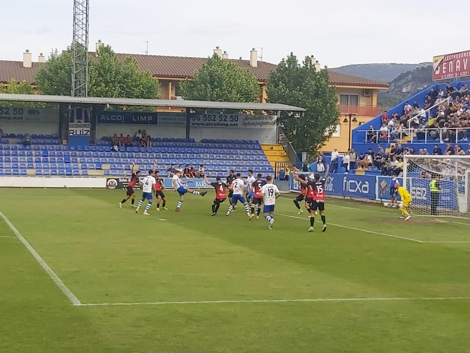 Jugada de peligro en el partido entre el CD Alcoyano y La Nucia en El Collao