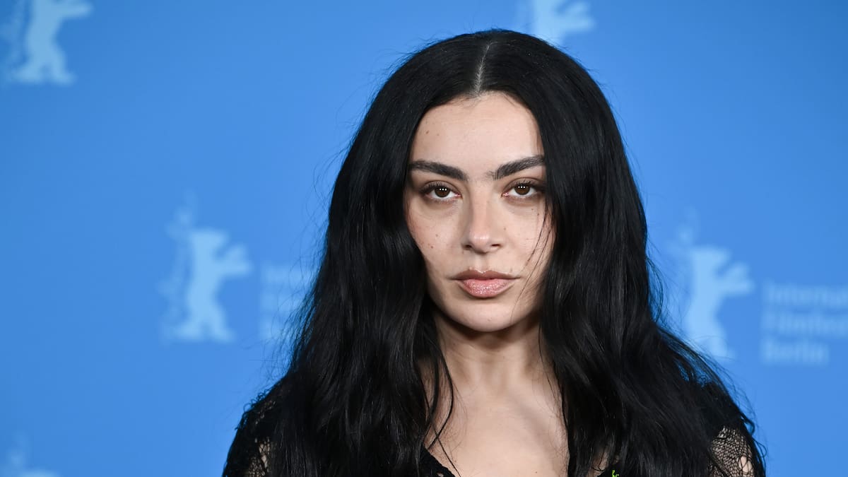 Charli XCX triunfa con su paródico documental 'The Moment': "Este festival no rehúye las películas políticas"