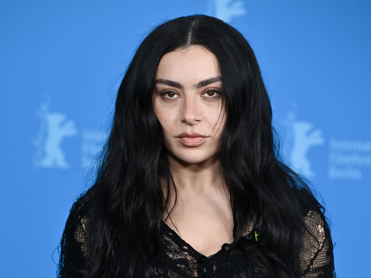 Charli XCX triunfa con su paródico documental 'The Moment': "Este festival no rehúye las películas políticas"