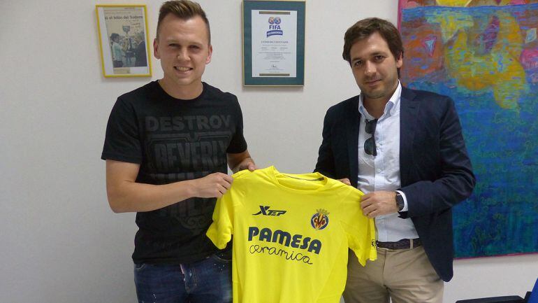 El jugador ruso posa con su nueva camiseta junto al consejero delegado del club, Roig Negueroles