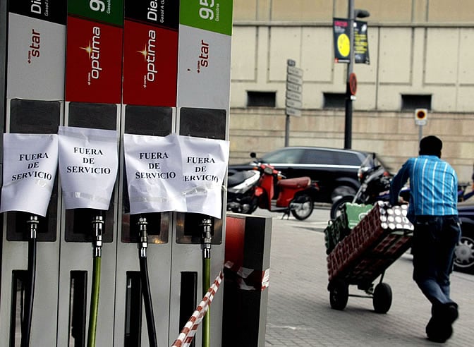 A media mañana del lunes, el 40% de las gasolineras catalanas ya no tenían suministros. En la imagen, una de Barcelona, cerrada ante la falta de gasolina.