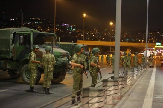 Turkish military block access to the Bosphorus bridge, which links the city&#039;s European and Asian sides, in Istanbul, Turkey, July 15, 2016. REUTERS/Stringer TPX IMAGES OF THE DAY