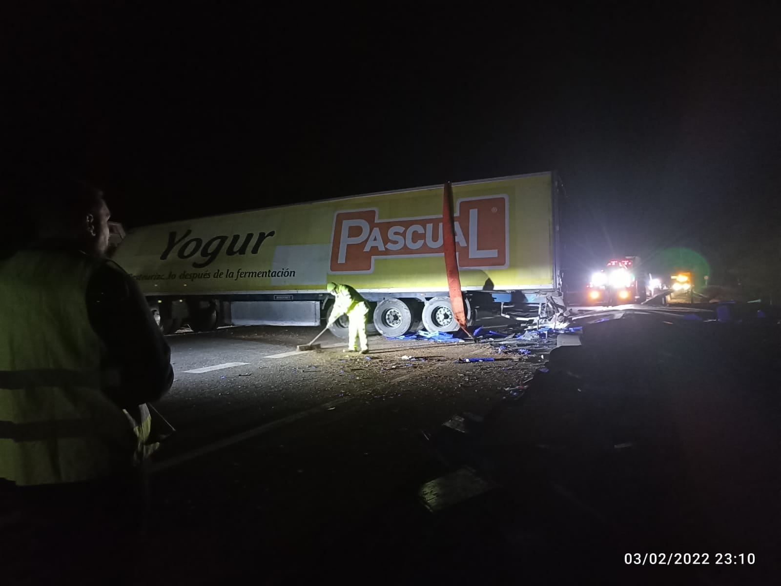 El tráiler quedó atravesado ocupando los dos carriles