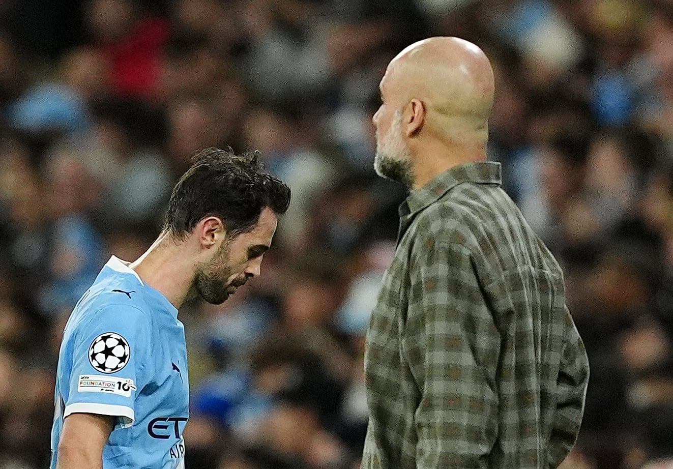Bernardo Silva y Pep Guardiola se cruzan durante el partido de Champions League contra el Real Madrid