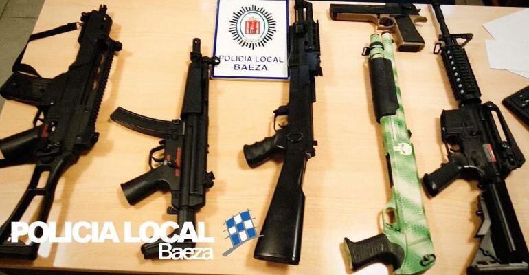 Armas intervenidas a un grupo de menores en Baeza.