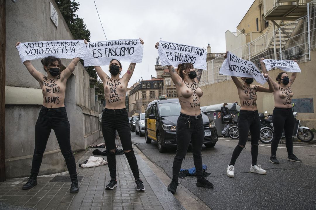 Varias activistas de Femen protestan cuando el candidato de Vox a la presidencia catalana, Ignacio Garriga, acude a votar