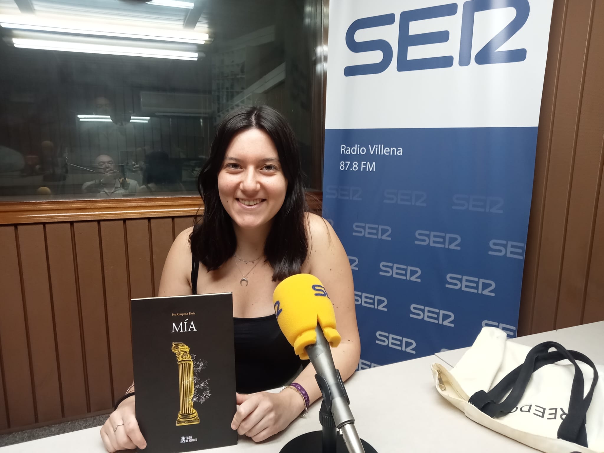 Eva Carpena, en Radio Villena, con su libro