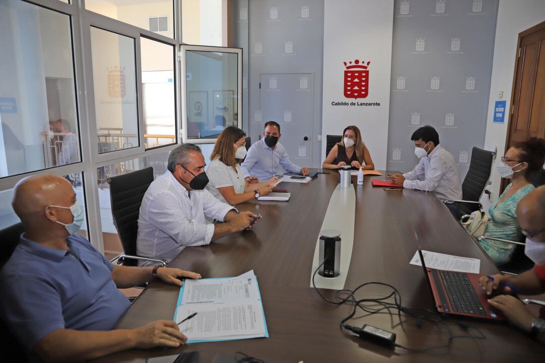 El consejero de Agricultura, Ángel Vázquez, afirma que “el aprendizaje de las prácticas agrícolas no sólo aporta un mayor grado de autonomía a los pacientes sino que además puede constituir una salida laboral”.