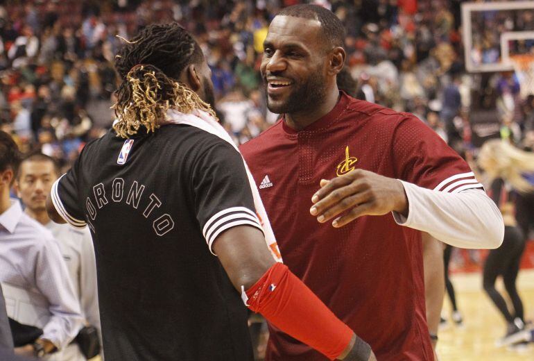 LeBron James se abraza con DeMarre Carroll en un partido de pretemporada.