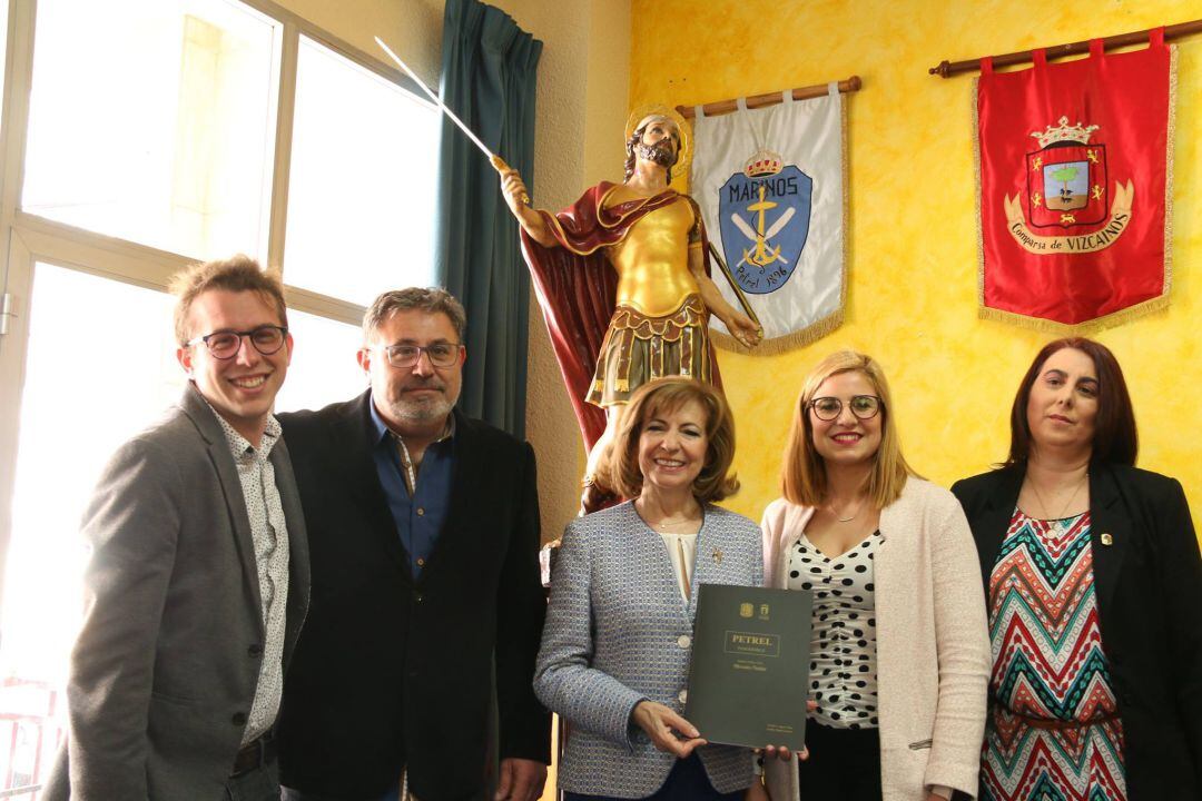 Irene Navarro, junto a Mercedes Padilla, Mateo Escolano y otros miembros de la Corporación y la Unión de Festejos en la presentación
