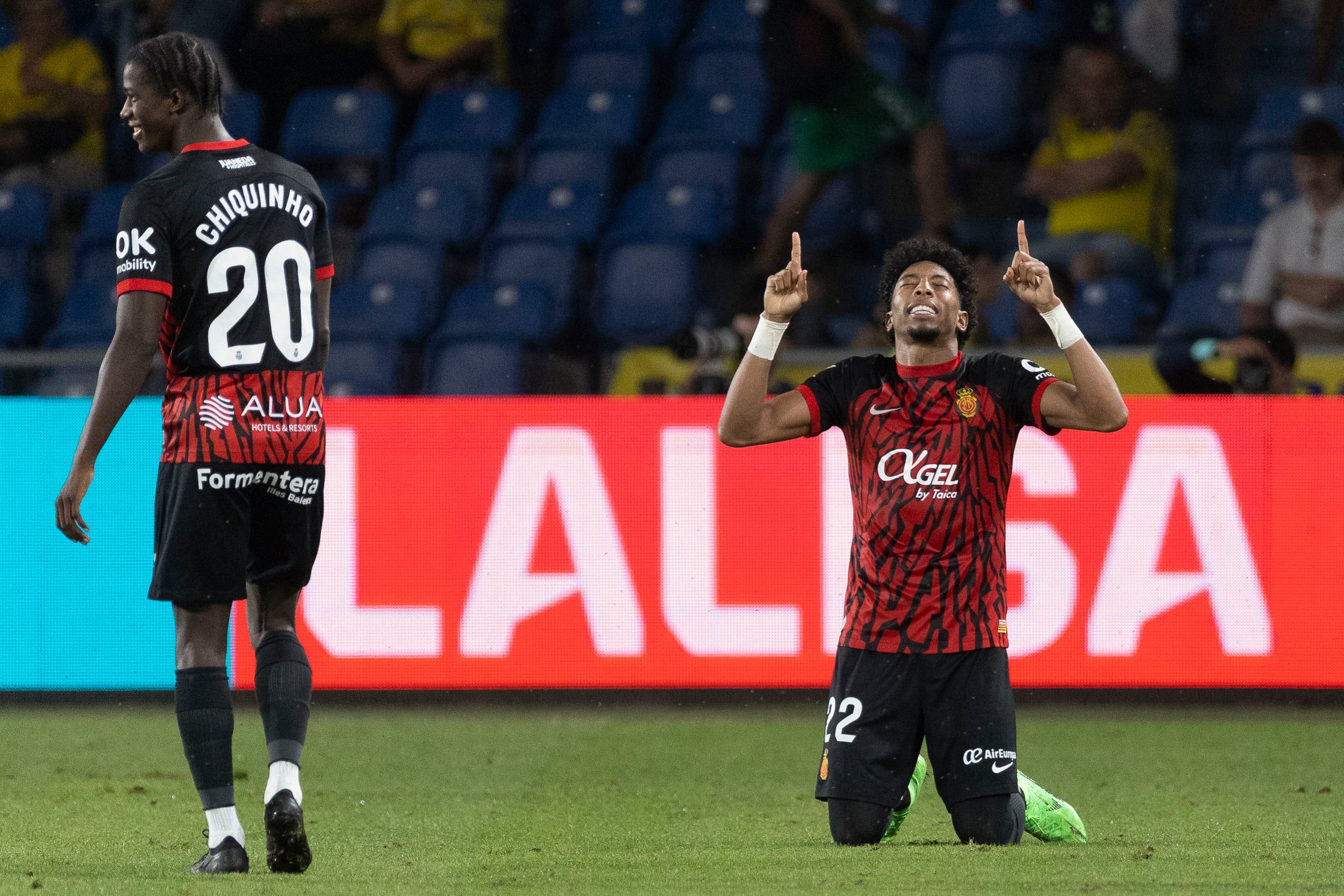 Las Palmas de Gran Canaria, 23/11/2024.-El defensa colombiano del Mallorca Johan Mojica celebra su gol contra Las Palmas, durante el encuentro correspondiente a la jornada 14 de Laliga EA Sports que disputan hoy sábado Las Palmas y Mallorca en el estadio de Gran Canaria. EFE/Quique Curbelo.
