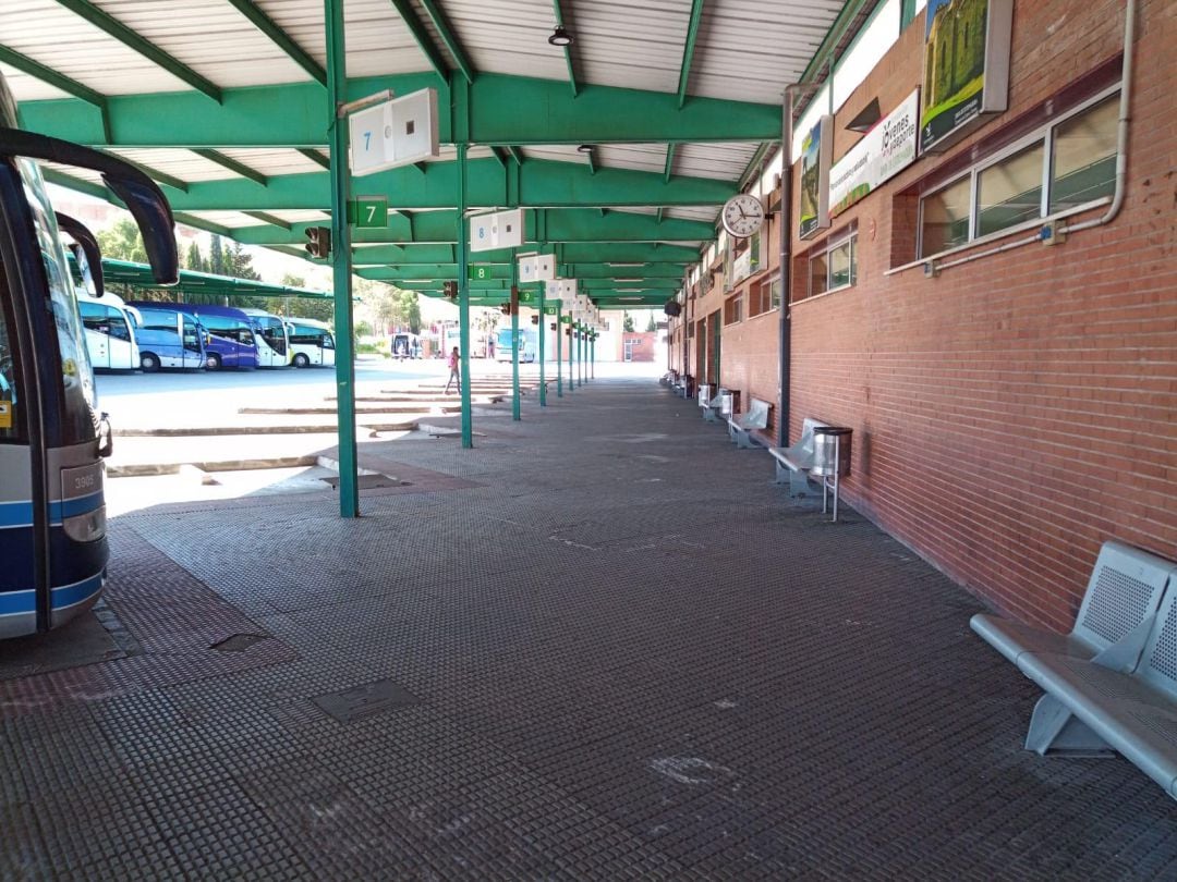 Estación de Autobuses de Cáceres esperando el retorno e los estudiantes