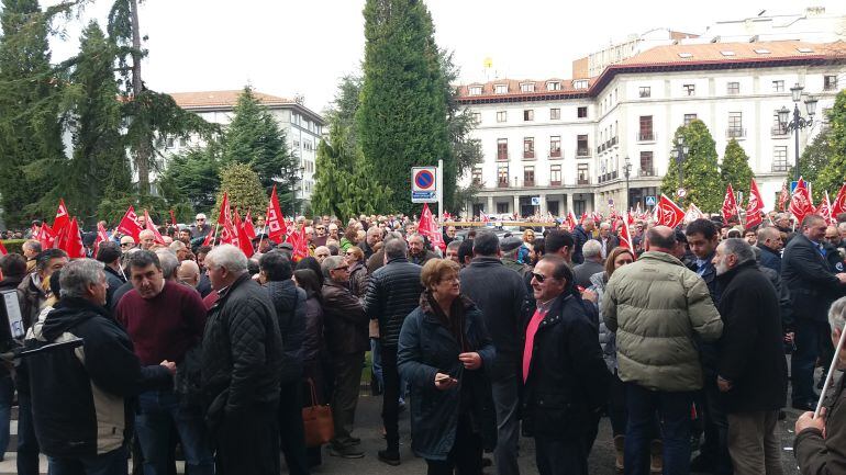 Concentración convocada por las federaciones de pensionistas de UGT y CCOO en la Plaza de España de Oviedo el pasado mes de febrero.
