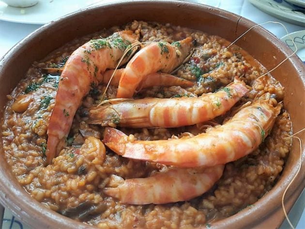 Cazuela de arroz y langostinos