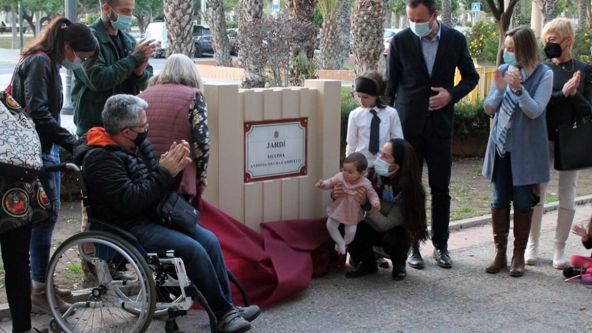 El Ayuntamiento de Elche junto a los familiares y vecinos y vecinas inuguraron el Jardín Maestra Antonia Mecha Campello