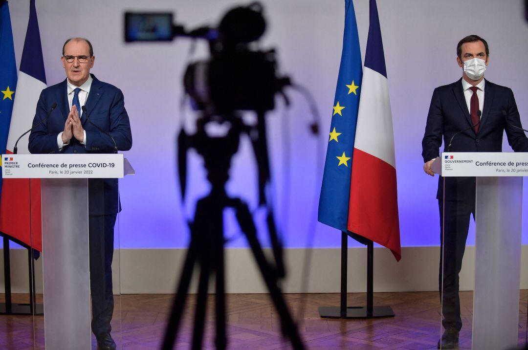 El primer ministro francés, Jean Castex (i) y el ministro de Sanidad, Olivier Veran (d), durante la rueda de prensa de este jueves.