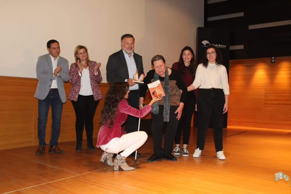 Homenaje a una de las socias más antiguas de Parkinson Cuenca durante la gala del 10º aniversario.