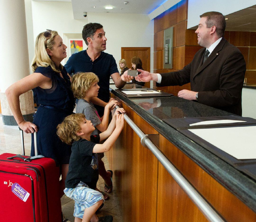 Clientes en un hotel. Foto de archivo