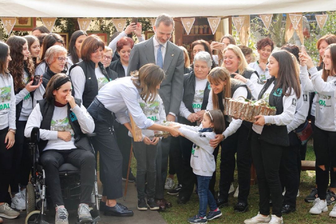 Don Felipe y Doña Leticia reciben los regalos de los vecinos en su visita a Moal, Pueblo Ejemplar de Asturias.