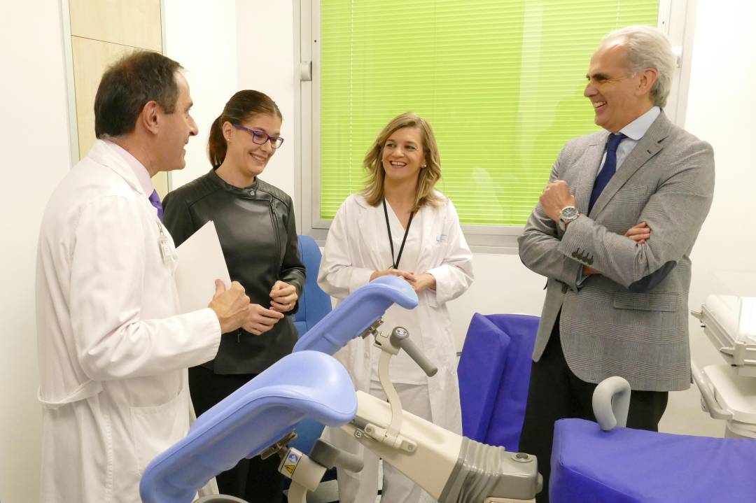 El Consejero de Sanidad, Enrique Ruiz Escudero, junto a la alcaldesa de Móstoles, Noelia Posse, visitando el área de Ginecología y Obstetricia del Hospital Universitario de Móstoles