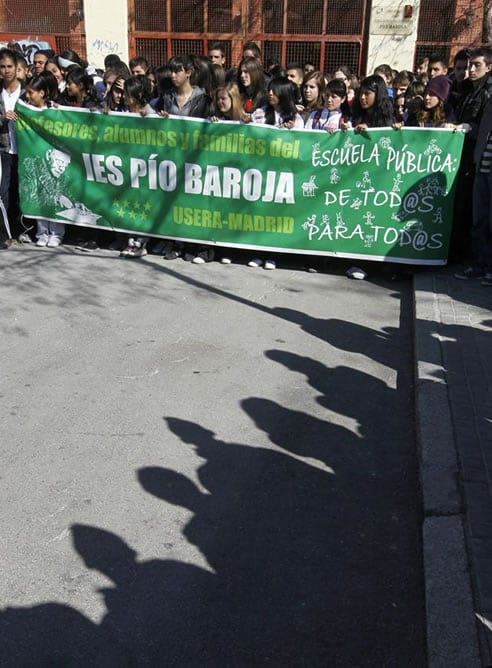 Estudiantes del Instituto Pío Baroja de Madrid, durante los cinco minutos de silencio convocados hoy por el Sindicato de Estudiantes en los Institutos de Enseñanza Secundaria de todo el país, en solidaridad con los alumnos del IES Lluis Vives de Valencia 